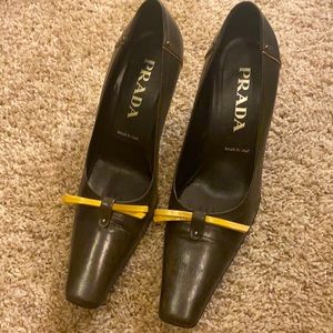 🔥🔥🔥Prada pumps great condition worn only once